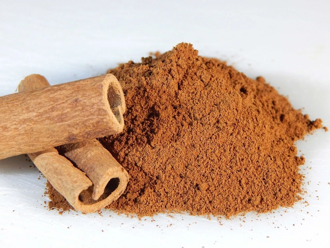 Cinnamon sticks and ground cinnamon